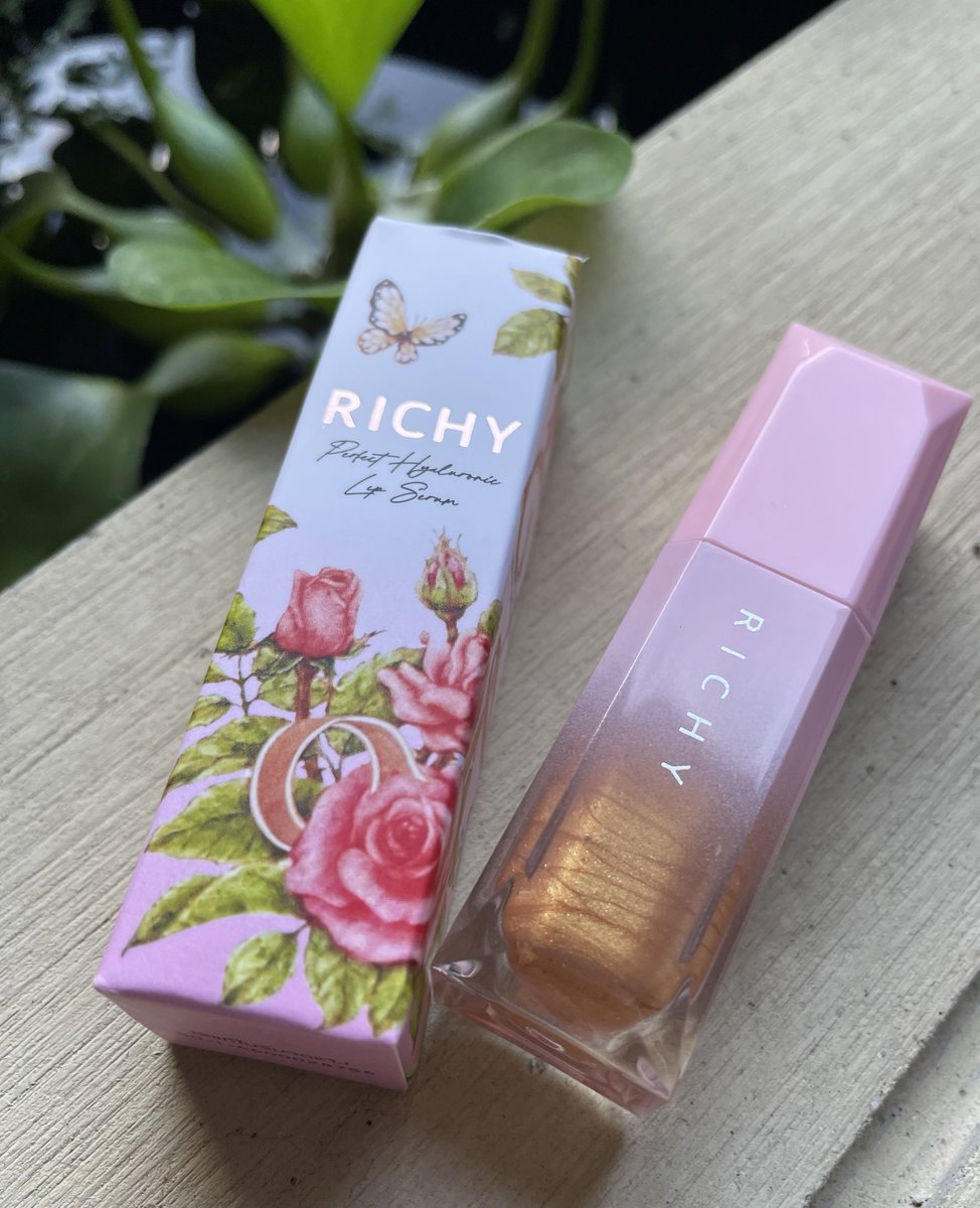 ดูไลฟ์แล้วอดกดสั่งไม่ได้ คิดไว้ว่าจะเยิ้มไหม ลิปเซรั่มมันดีมากแก ไม่หนึบ ไม่เยิ้มเลย เบาปากมาก ทาแล้วออกสีส้มทอง แล้วเปลี่ยนเป็นสีชมพู กลิ่นหอมมาก เหมือนเนยหวาน จริงๆคือกลิ่นมะพร้าว ชอบกลิ่นมาก ชอบที่สุดคือสบายปากมาก คนปากคล้ำ กลบสีปากได้จริงค่ะ เลิฟ💋#ลิปริชชี่ #ก็อตริชชี่