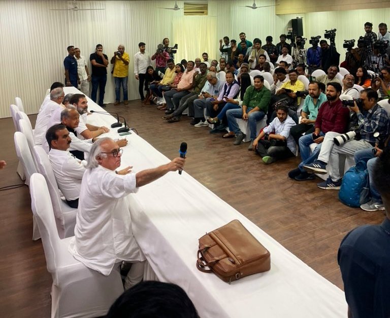 JaikyYadav16's tweet photo. आज राहुल गांधी ने जातिगत जनगणना को लेकर झण्डे गाड़ दिए। उन्होंने प्रेस कॉन्फ्रेंस में उपस्थित पत्रकारों से पूछा,

आपमें से कितने दलित हैं? किसी ने हाथ नहीं उठाया!

आपमें से कितने आदिवासी हैं? किसी ने हाथ नहीं उठाया!

आपमें से कितने ओबीसी हैं? किसी ने हाथ नहीं उठाया!

फिर उन्होंने कहा, यही कारण है कि जाति जनगणना की आवश्यकता है यही सच्चाई जानने के लिए।