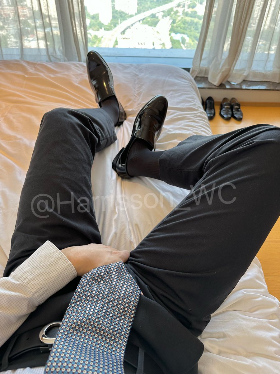 DruidChan's tweet photo. 😈😈😈#maninsuit 
love to “work” in suit and shoes. How about you guys? https://t.co/RyEseLytZX