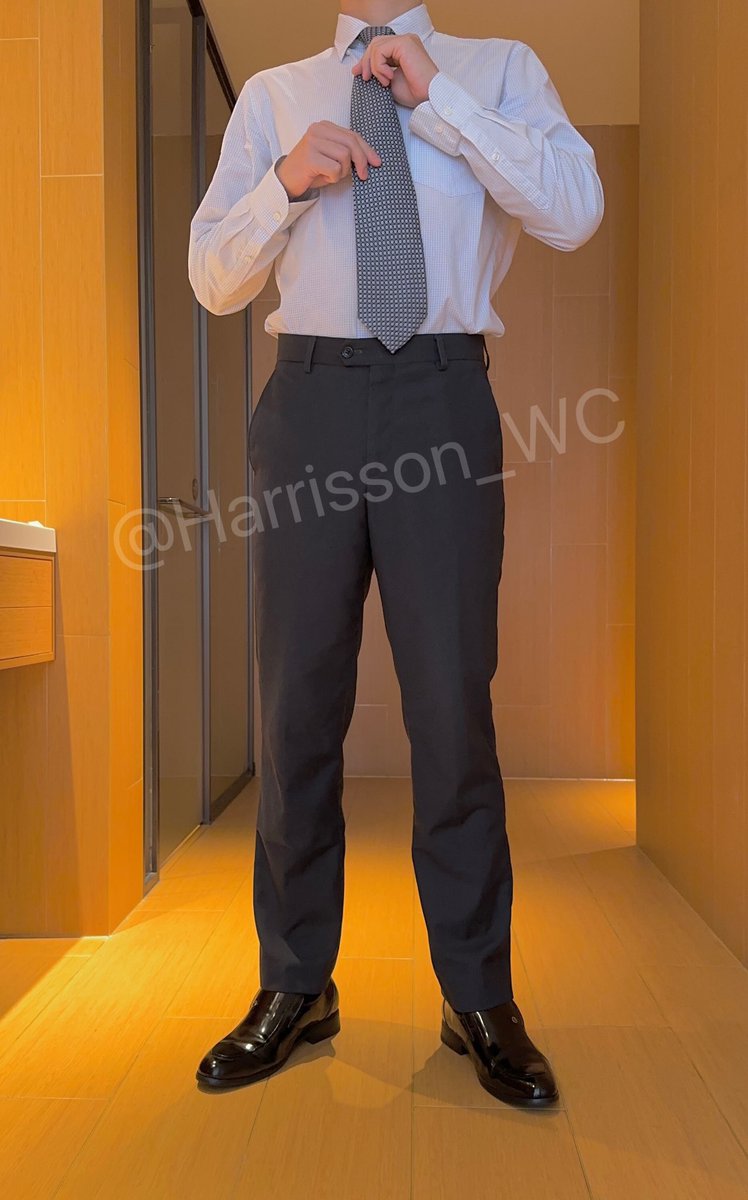 DruidChan's tweet photo. 😈😈😈#maninsuit 
love to “work” in suit and shoes. How about you guys? https://t.co/RyEseLytZX