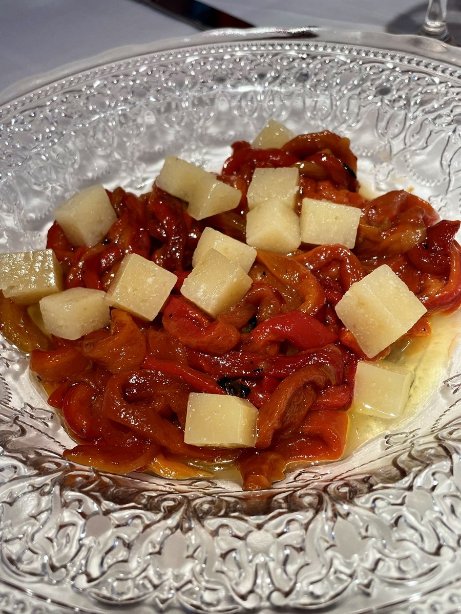 “MARCELA, BRASA Y VINO” (Plaza San Marcelo, León)

Homenaje a las mujeres de su dueño, Antonio Vázquez.

Un restaurante de los pies a la cabeza, en el centro de la ciudad, con un local de ensueño, además de un trato y comida exquisitos. 

Planta baja para picoteo y arriba