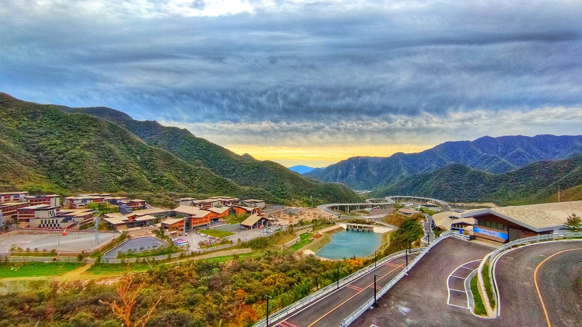 🍁Check out the #YanqingOlympicZone where the #NationalAlpineSkiingCenter and #NationalSlidingCenter rediate enchanting autumn beauty!🤩 #CharmingYanqing #ExploreYanqing #OlympicSpirit