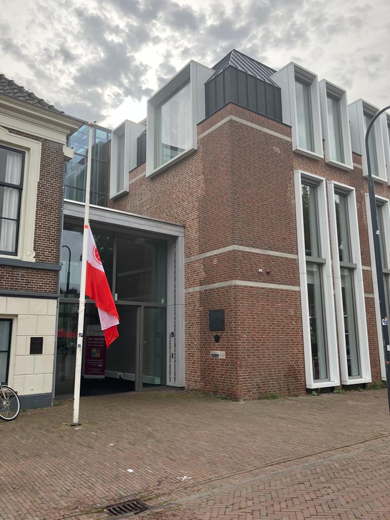 Wageningen leeft mee met de slachtoffers en de families die in onzekerheid of met verdriet de gebeurtenissen volgen in Israël en de Palestijnse gebieden. Daarom hangen we vandaag onze vlag halfstok. Geweld tegen onschuldige burgers waar ook ter wereld kan nooit de oplossing zijn.