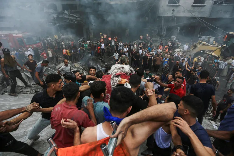 MuslimFed_app's tweet photo. #Israeli air raids have targeted the Jabalia camp, one of the most crowded camps in #Gaza, killing more than 50 people, #AlJazeera’s Jamileh Abu Zanoon reports from the besieged enclave. #GazaUnderAttack #Palestine https://t.co/nGfAzzXQj6