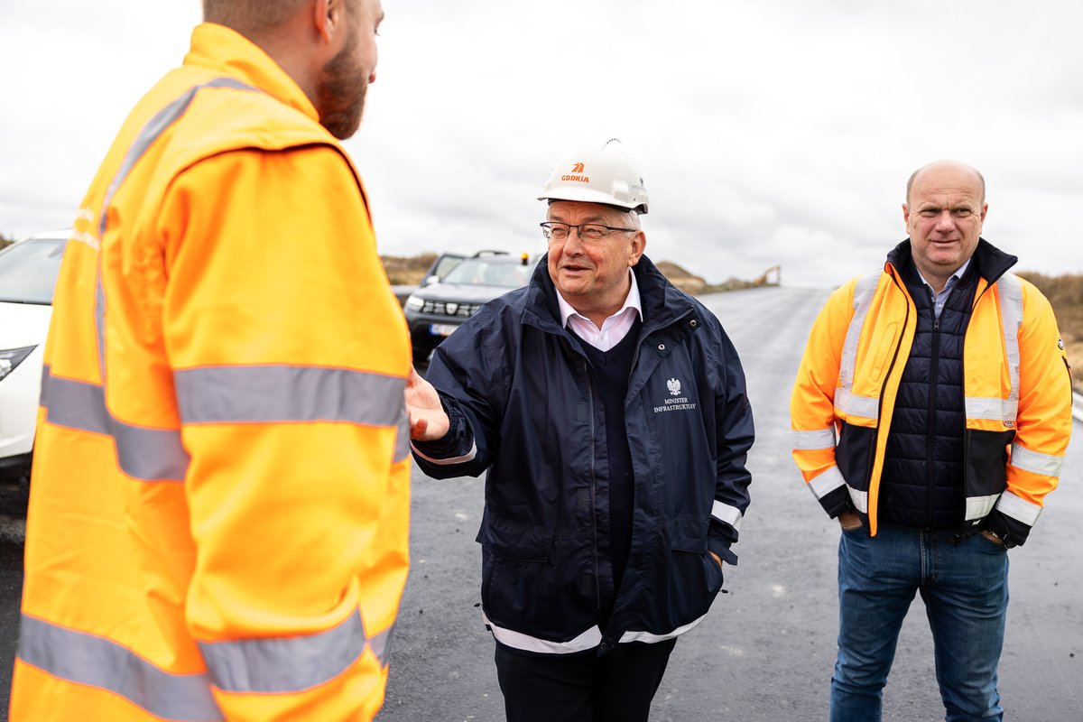 MI_GOV_PL's tweet photo. 🤔Jesteście ciekawi jak idą prace na odcinku S7 #Miechów - #Szczepanowice❓

➡Budowę odwiedził minister @AMAdamczyk. Robota idzie pełną parą, już w przyszłym roku tą trasą będą mogli pojechać kierowcy.🚗🚛

#ŁączymyPolskę #drogi #RPBDK https://t.co/5lKGqxnZGY