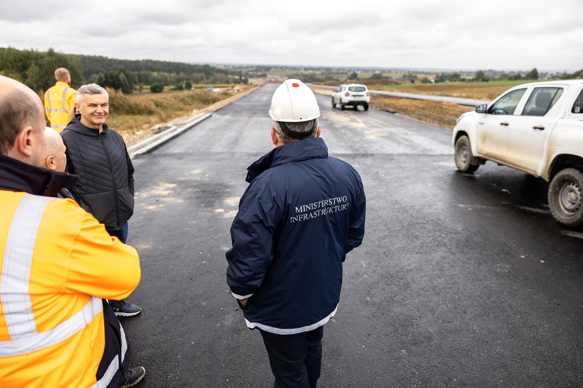 MI_GOV_PL's tweet photo. 🤔Jesteście ciekawi jak idą prace na odcinku S7 #Miechów - #Szczepanowice❓

➡Budowę odwiedził minister @AMAdamczyk. Robota idzie pełną parą, już w przyszłym roku tą trasą będą mogli pojechać kierowcy.🚗🚛

#ŁączymyPolskę #drogi #RPBDK https://t.co/5lKGqxnZGY