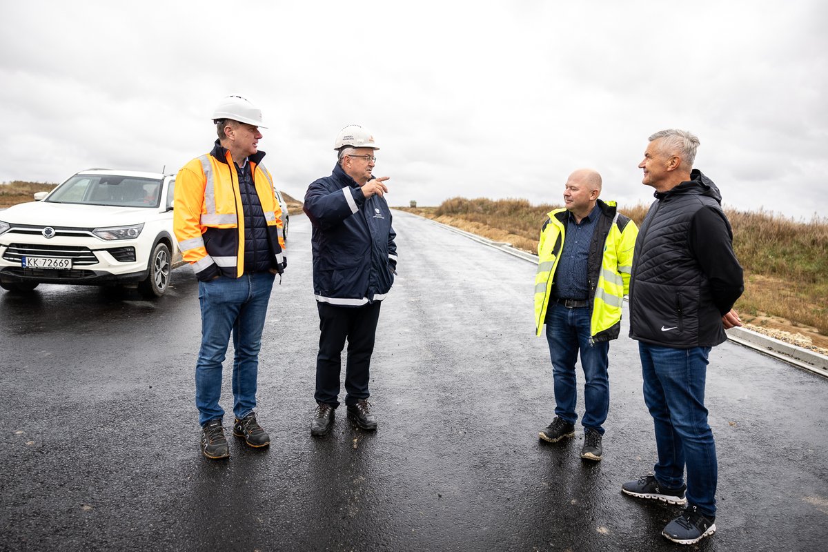 MI_GOV_PL's tweet photo. 🤔Jesteście ciekawi jak idą prace na odcinku S7 #Miechów - #Szczepanowice❓

➡Budowę odwiedził minister @AMAdamczyk. Robota idzie pełną parą, już w przyszłym roku tą trasą będą mogli pojechać kierowcy.🚗🚛

#ŁączymyPolskę #drogi #RPBDK https://t.co/5lKGqxnZGY