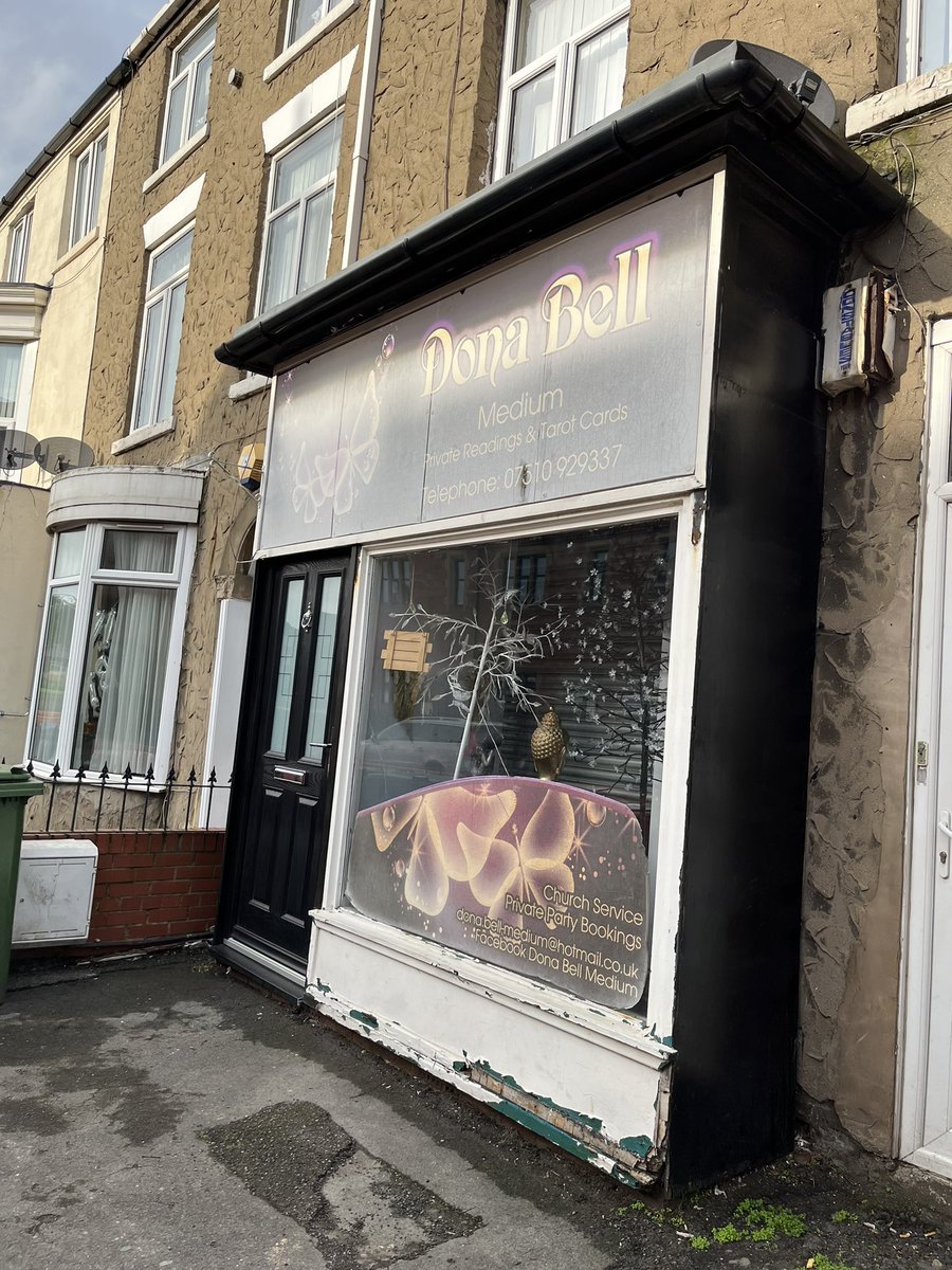 jaylikesthings's tweet photo. I v much enjoyed walking from Robin Hood’s Bay to Scarborough but I’m afraid my very favourite thing about Scarbados was seeing this hipster cheese place right next to a psychic on an otherwise residential street #northerngothic https://t.co/FGlYpk010k
