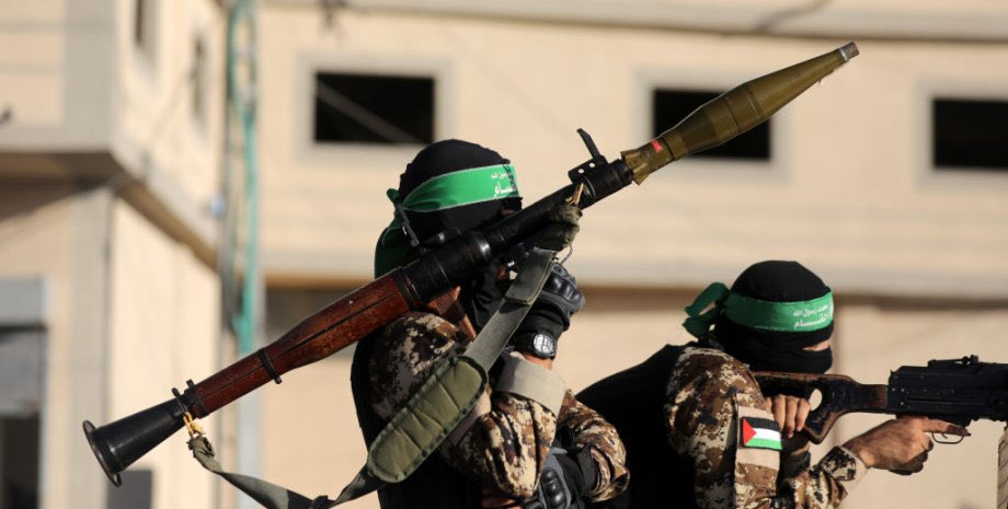 AmourskyCyrille's tweet photo. ❗️Les renseignements ukrainiens ont annoncé que la #Russie a transféré des armes occidentales capturées lors des combats en #Ukraine au groupe terroriste #Hamas.

« La prochaine étape sera la propagation de fake news accusant l’Ukraine d’avoir fourni des armes au Hamas » - GUR. https://t.co/Tk9odhzOVh