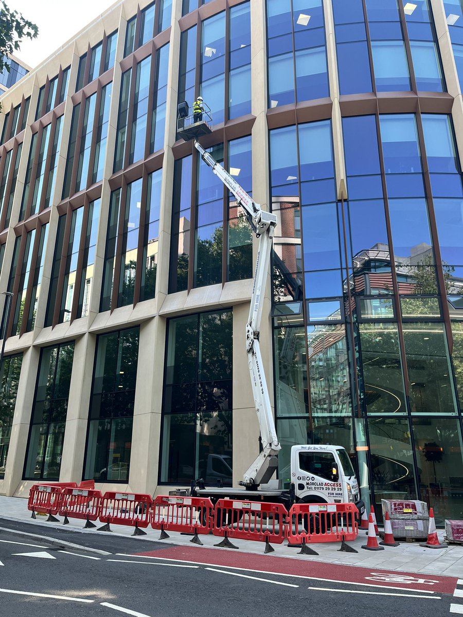 Here we have our 24m machine and operator out in the beautiful bristol city centre sunshine this morning assisting with building survey. For all hiring please contact us on the below details… 📱: 07792537989 👨🏻‍💻 : Direct message