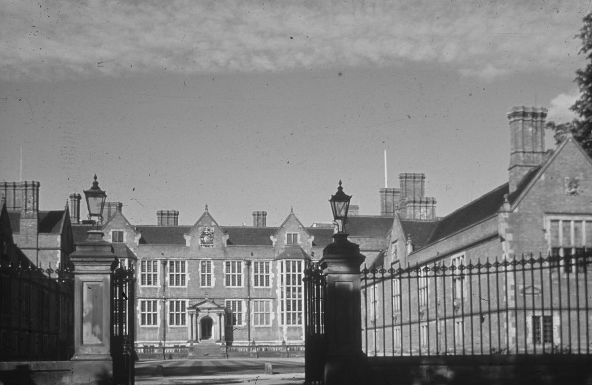 ❤️ On this day 60 years ago...

Heslington Hall opened its doors to welcome the University of York's first students! 🎉