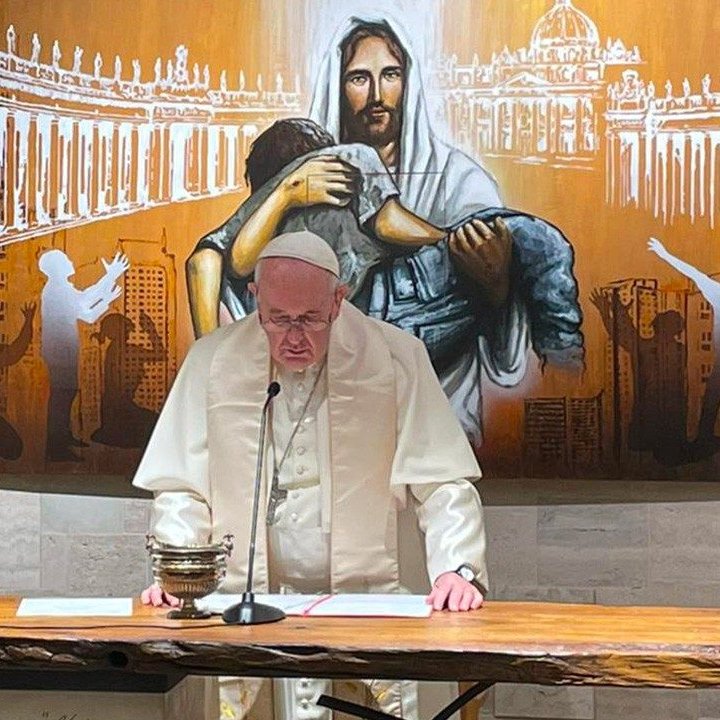 vaticannews_pt's tweet photo. Ser capaz de ter compaixão: eis a chave! Se diante de uma pessoa necessitada você não sente compaixão, se o seu coração não se comover, quer dizer que algo está errado. Preste atenção! Não nos deixemos arrastar pela insensibilidade egoísta! 

#PapaFrancisco #EvangelhodeHoje https://t.co/14F9X1KPJ5