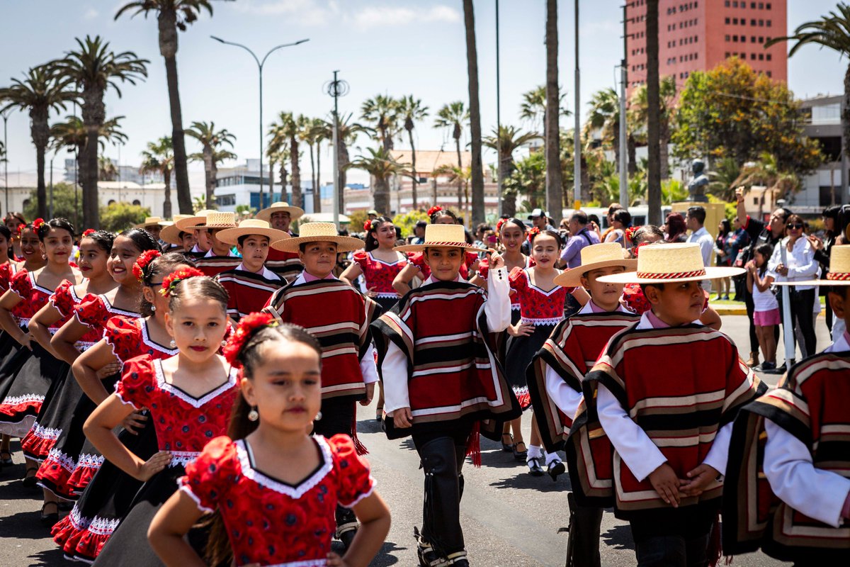 ChasquisDiario's tweet photo. Región de #Arica y #Parinacota celebra un nuevo #aniversario con desfile de organizaciones civiles https://t.co/1Wkh6vV73d https://t.co/ep5LfTDaxL