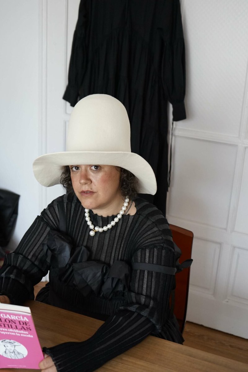 VEINmagazine's tweet photo. Escribe las mejores «chapas» sobre lo que ella llama «la moda que importa». Leticia García Guerrero @fashionpedist crea pensamiento con sus originales disertaciones en torno a la industria. Ha publicado su tercer libro, ‘Batallón de modistillas. Las mujeres olvidadas que construyeron la moda’ (@EdCarpeNoctem). En #VEINDIGITAL hablamos con ella. Por @marisafatas 👉🏽 https://t.co/UM043pIyuh