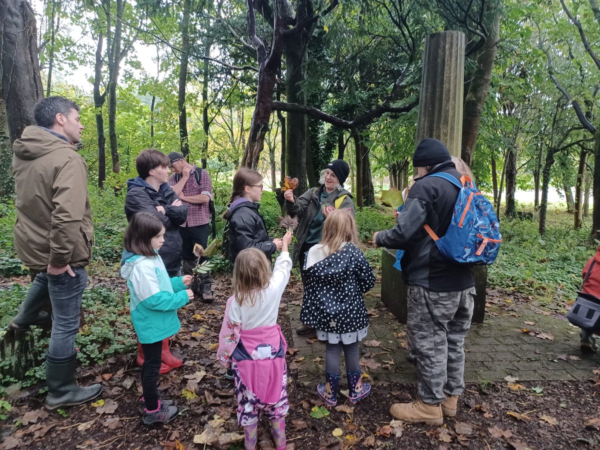 A fab autumnal wander yesterday @EglintonPark, finding all manner of seasonal treasures!🍂🍄🐌 Loving those beautiful leafy bouquets! 😍🍁🍃 Thanks to all who came along. Two more walks this week, check poster for details! 👇 #getoutside #connectwithnature @audreynolan @les622