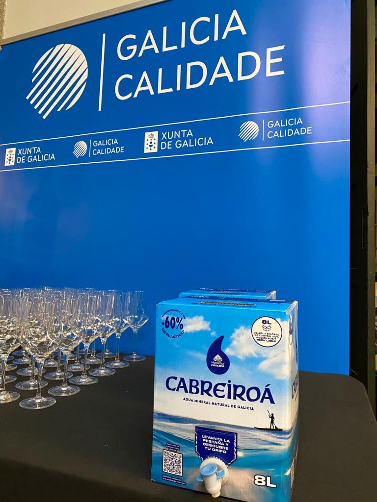 @FCurtocircuito @GrupoCoren @cabreiroa 🔹 Tras la entrega de premios, los allí asistentes pudieron degustar diversos productos de @GrupoCoren y aguas @cabreiroa, todos ellos certificados por el sello de garantía #GaliciaCalidade. 🏷 #Cine #SantiagoDeCompostela #FestivalDeCine