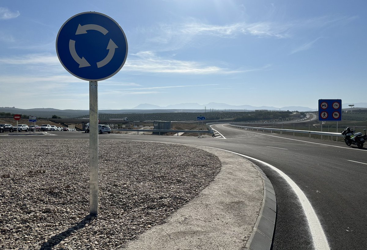 Rocio_DiazJ's tweet photo. Hoy ponemos en servicio el nuevo acceso al Parque #Geolit desde la carretera A-44.
Damos respuesta a esta reivindicación histórica que supondrá un plus para la llegada de nuevas empresas, así como para el desarrollo económico de la comarca.
Cumplimos con #Jaén
#ITIJaén https://t.co/wMTlaJh6i4