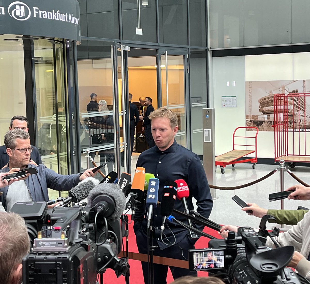 MaderSid's tweet photo. Letzte Infos vor dem Abflug in die USA. 🛫 ⚽️ #Nagelsmann #DFB #Losgehts ⁦@SID_Sportnews⁩ https://t.co/oPRokjCeks