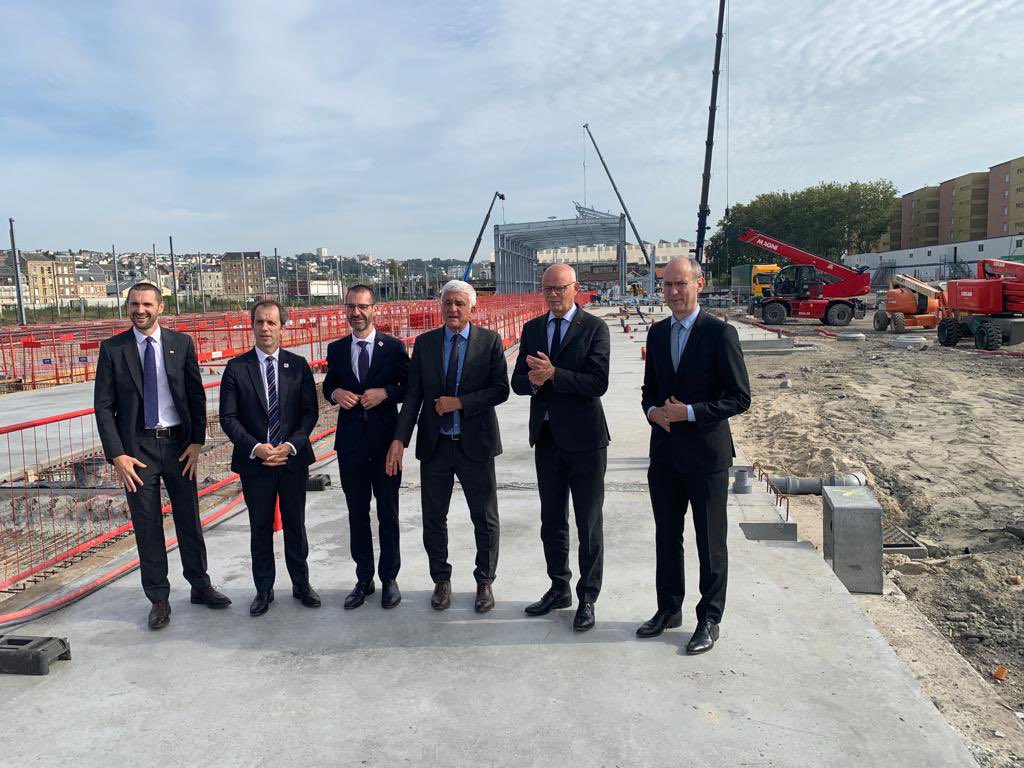 Herve_Morin's tweet image. Ce matin, pose de la première brique de l’atelier de maintenance du #Havre. 
Ce nouvel équipement  est financé par la @RegionNormandie à hauteur de 65M€.
Cet atelier de maintenance est un outil indispensable afin de continuer à améliorer les performances de @train_nomad
