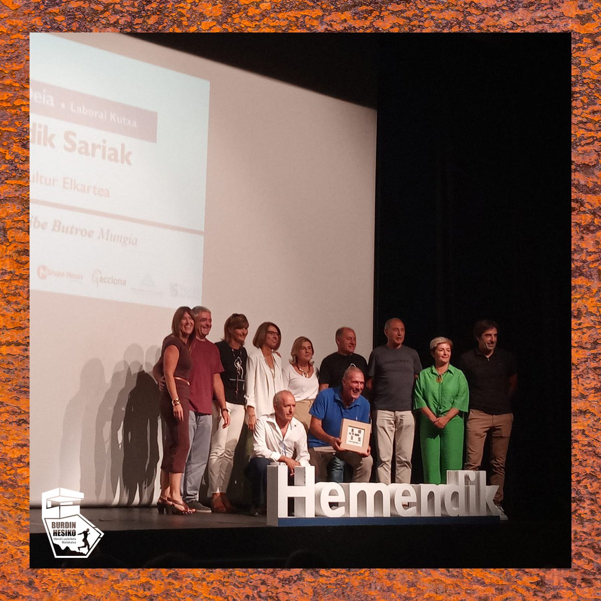 Urriaren 5ean, osteguna, Mungiako Olalde Aretoan izan ginan DEIAren Hemendik sarien banaketan.

El jueves 5 de octtubre, estuvimos en Olalde Aretoa de Mungia en la entrega de los premios Hemendik de DEIA.