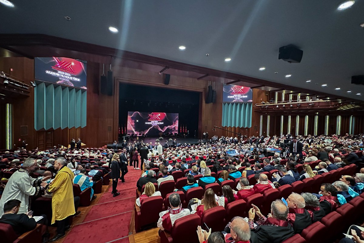 #universitemDEU Rektörü <a href="/hotar_nukhet/">Prof. Dr. Nükhet Hotar</a>, güçlü 🇹🇷 Türkiye'yi küresel hedeflerine taşıyacak yükseköğretim kurumlarının heyecanla beklediği Yükseköğretim Kurulu 2023-2024 Akademik Yılı Açılış Töreni'nde, üniversite değerli temsilcileri ile bir araya geldi. <a href="/YuksekogretimK/">Yükseköğretim Kurulu (YÖK)</a>