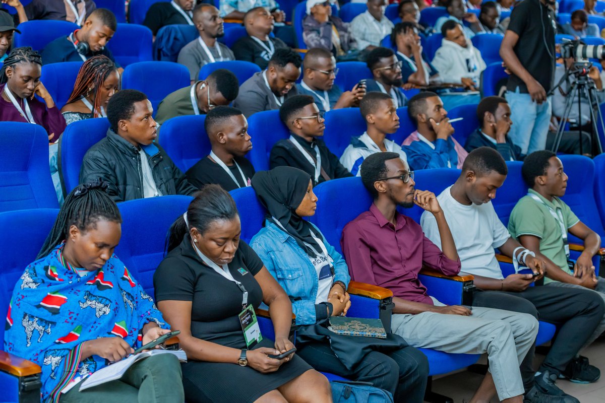 Recap: <a href="/MburaPhilomena/">Philomena Mbura</a>'s Journey into Mastering Deep Neural Networks! Philomena's talk, from the basics to brilliance, was a mind-expanding experience at Devfest. We're all one step closer to mastering the art of training DNNs. 🧠🌟 #DevfestRecap  #DevFest23 #devfestkigali