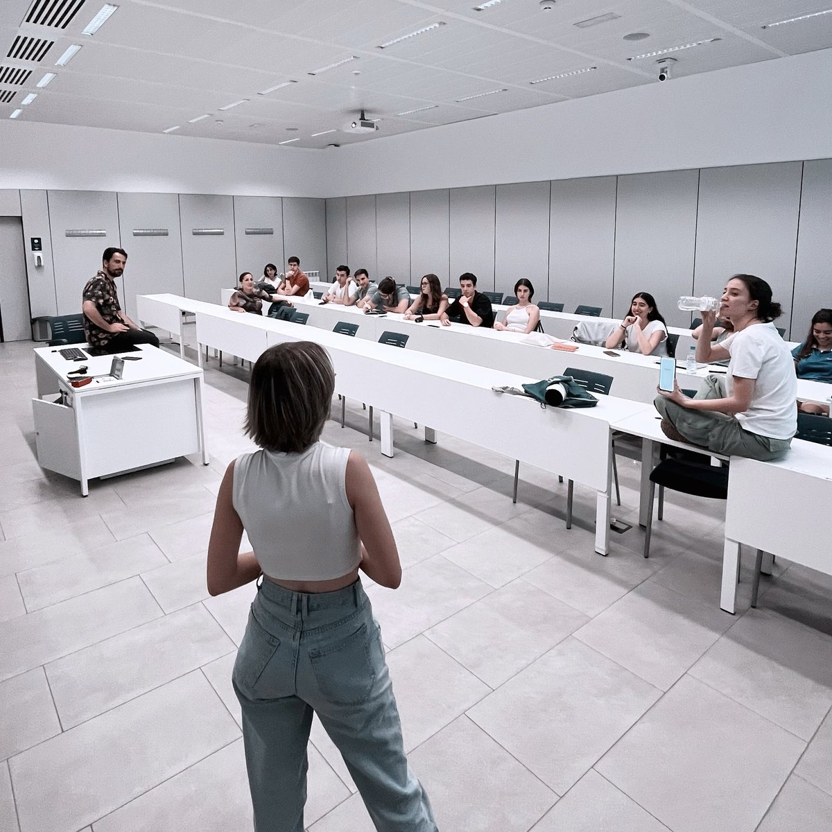 LoyolaCD's tweet photo. 🔵 Así fueron las primeras sesiones de nuestro Club de Debate la semana pasada.

🕓 Esta semana continuamos el martes en Sevilla de 17:00h a 19:00h y el miércoles en Córdoba de 18:15h a 20:15h.

🔴 ¡Anímate y ven a probar! https://t.co/6NtksjEl7O