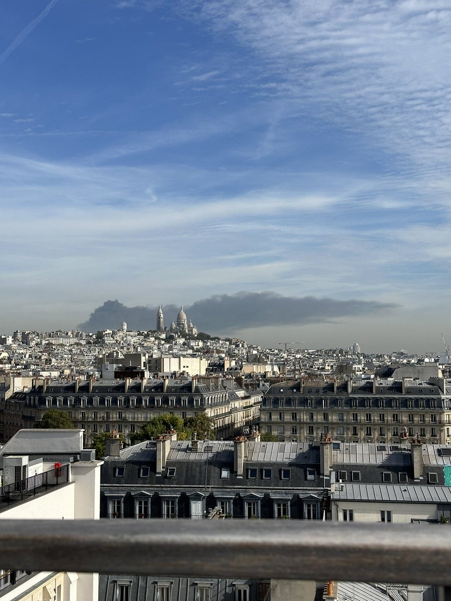 Incendie en banlieue Parisienne. Impressionnant nuage de fumée visible depuis St Lazare