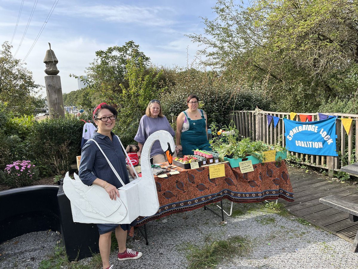 StonebridgeLock's tweet photo. 💚This is community! Thank you to all who brought joy &amp; generosity to  #StonebridgeLock #AppleDay &amp; joined in Melissa @TheHerbalBarge’s fab wild plant walk to raise funds to support the Swan Ambulance Service &amp; our winter #swan food fund   #ByCommunityForCommunity #Rebirding https://t.co/9lYyJSnzkf