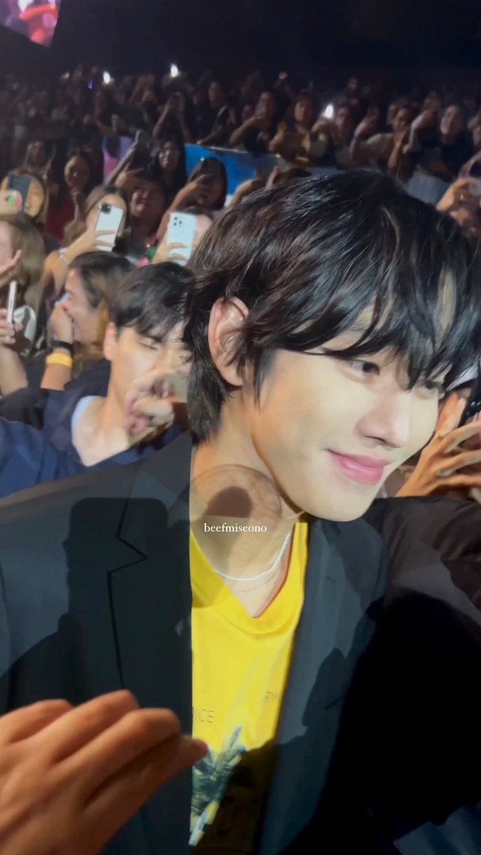 beefmiseono's tweet photo. can’t believe i took this photo [grabe ang pogi 😔😍] !!! HAHAHAHA sejeong’s light stick as the water mark chz 🤭🍀🌻 

#KimSejeong 
#AhnHyoSeop 
#Hyojeong https://t.co/v8V80lR57v