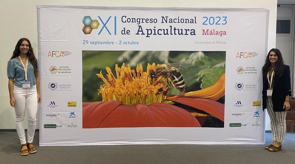 Darkwin_eu's tweet photo. We are very proud that our Postdoc colleague Ángela Sánchez and her student were able to learn more about the world of #beekeeping at the national congress in Malaga. 
#XICongresoNacionaldeApicultura https://t.co/0ZDZCR3nKP