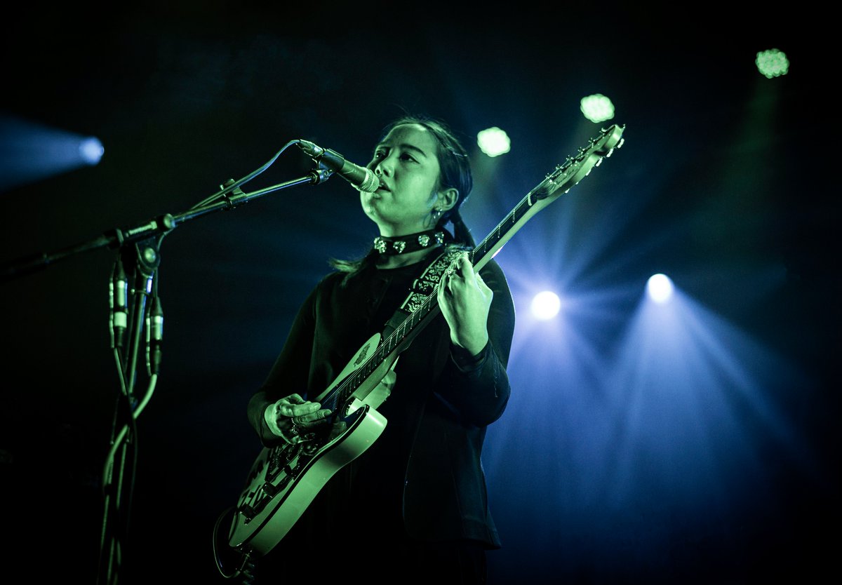 PlayItLoudUK1's tweet image. Hong Kong-British artist @mui_zyu live at London's @EBallroomCamden supporting #gengahr (6th Oct 2023).
📷:@melliforis