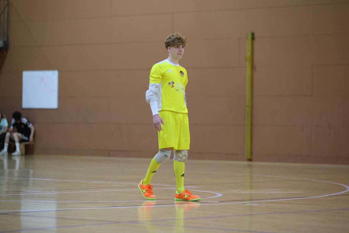 CFSEixample's tweet photo. #BaseCFSE ⚽️
Cinc negrivermells als primers entrenaments de la @fcf_cat.
👉 L’Àlex, l’Alexis i l’Apolo s’estrenen a la sub16.
👉 El Martí i el Martin, que ja saben què és entrenar amb la quatribarrada, ho fan amb la sub19.
Iniciem setmana de lliga! 🤩
#EsperitEixamplí ⚫️🔴 https://t.co/pmvd509ywR