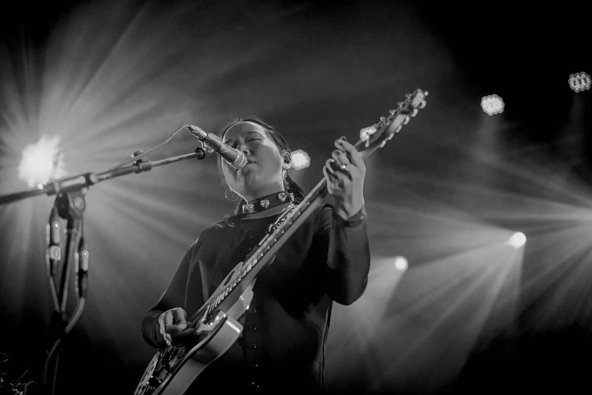 PlayItLoudUK1's tweet image. Hong Kong-British artist @mui_zyu live at London's @EBallroomCamden supporting #gengahr (6th Oct 2023).
📷:@melliforis