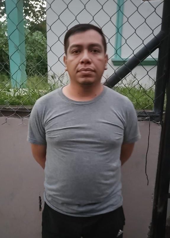 Jbeltranluna_'s tweet photo. Aquí les dejo... 👇 

Jairo Adonay Castellanos Arévalo es sospechoso de asesinar a estudiante universitario en la Cima 4, según el ministro @Vi11atoro.

El sospechoso ERA (al menos hasta abril de este año) acólito de la iglesia La Sagrada Familia  Las Palmas, San Benito. https://t.co/3suUS4tjoo