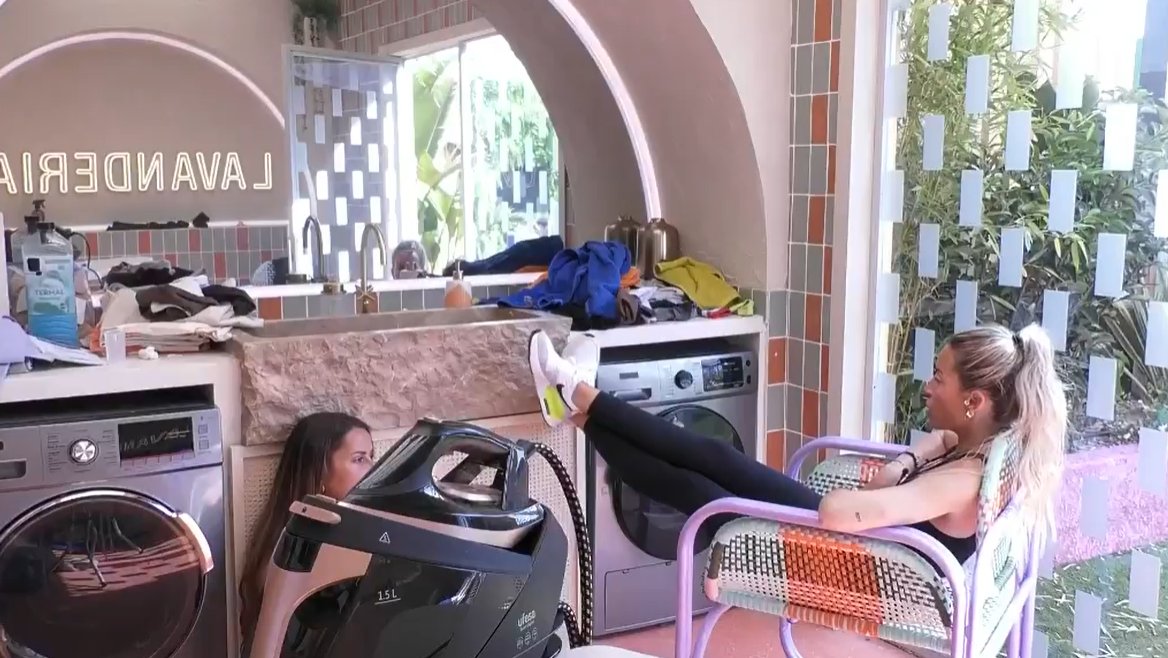 ghoficial's tweet image. Marta: "Siento que aquí no tengo afinidad con nadie. No quiero decir que sería feliz si me voy, porque saldría nominada y me iría. Pero aquí no estoy a gusto"

#GHVIPDBT4 #GHVIP9O 

🔴 mitele.es/directo/gh-vip…