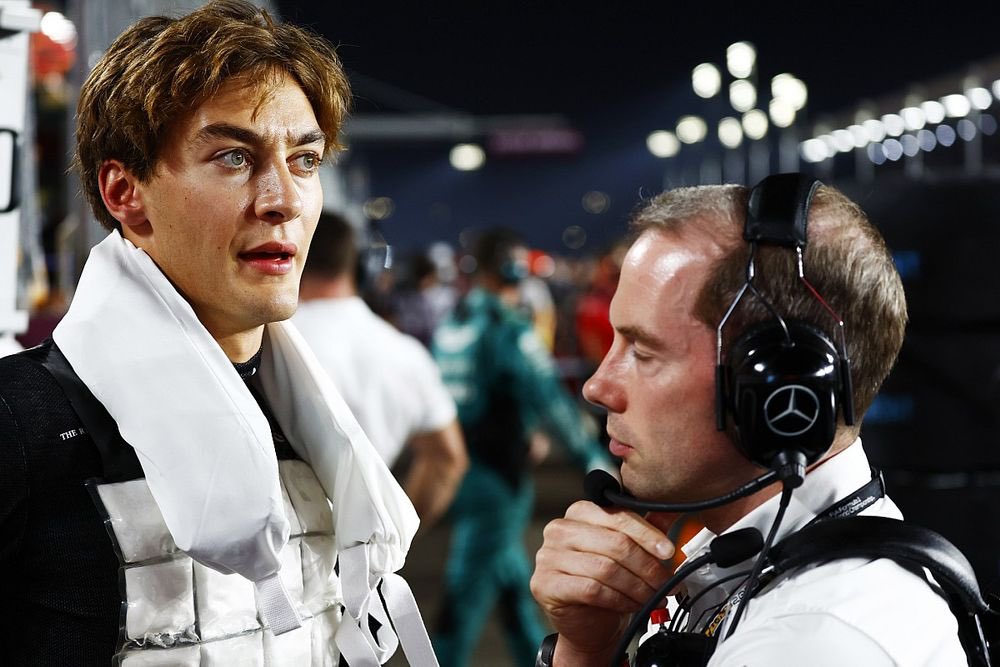LeSprintEdition's tweet photo. 🗣️. George Russell, auteur d’une course absolument splendide, à lui aussi évoqué les réactions extrêmes que ce Grand Prix du Qatar a provoqué à son corps durant l’épreuve. 🫠

Le jeune pilote Mercedes a expliqué, comme plusieurs autres pilotes, avoir failli s’évanouir durant ce GP. Il a déclaré être à peine conscient de ce qu’il lui arrivait physiquement durant cette course. 

« Je me sentais.. malade. J’ai cru qu’à un moment donné, aléatoirement dans la course, j’allais me laisser partir tellement j’étais quasiment inconscient, j’allais tomber. 

J’étais vraiment en surchauffe. Pourtant, je fais beaucoup d’entraînement dans les saunas pour m’adapter du mieux que je peux aux fortes températures et, les gens qui vont dans les saunas quand ils atteignent leurs limites, quand leurs corps dit « stop, j’en peux plus » et qu’ils sortent (du sauna), j’me suis senti dans la même position, mais seulement au tour 20 à peine. 

Je comptais les tours restants, mon corps était en feu complet, je tremblais et tout était vraiment vraiment trop dur physiquement.. 

Beaucoup de pilotes ont eu des difficultés aussi donc, ça fait partie du challenge, c’est notre métier. Maintenant, je souris, car j’ai franchi la ligne d’arrivée et que tout va bien, mais dans la voiture, je souriais vraiment pas du tout ». 

#F1