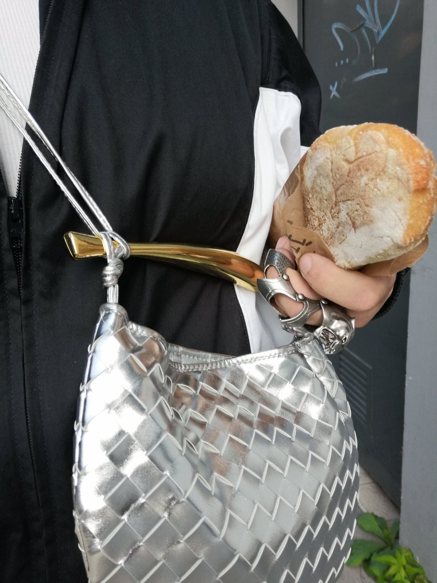 unviveur's tweet photo. Nel tuo mondo Glamour, newbottega e carboidrati https://t.co/uGREQcV8Wh