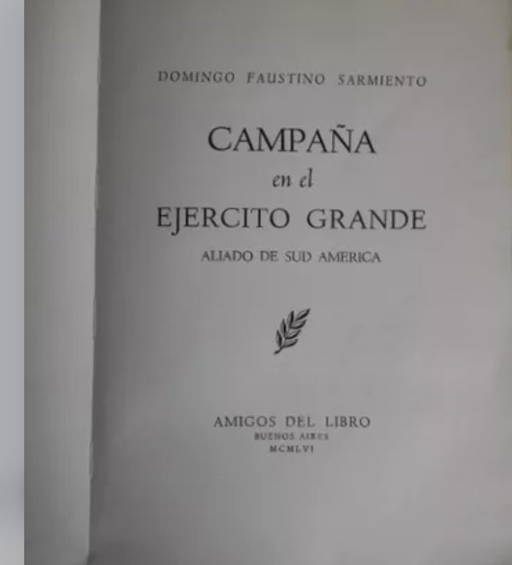 Sarmiento fue cronista del “Ejército Grande” de Urquiza que derrotó a Rosas y se dió el gusto de redactar el parte de la batalla luego de Caseros, y firmarlo en Palermo, en la casa y en el escritorio de Rosas con la pluma del tirano. Gesto único. Luego escribió este libro.