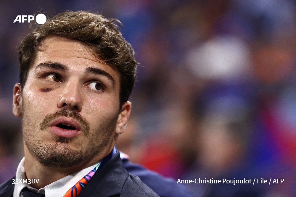 France captain Antoine Dupont has moved a significant step closer to playing in Sunday's Rugby World Cup quarter-final vs South Africa after being cleared to resume full training by the surgeon who operated on his fractured cheekbone ➡️ u.afp.com/5ZJa #AFPSports