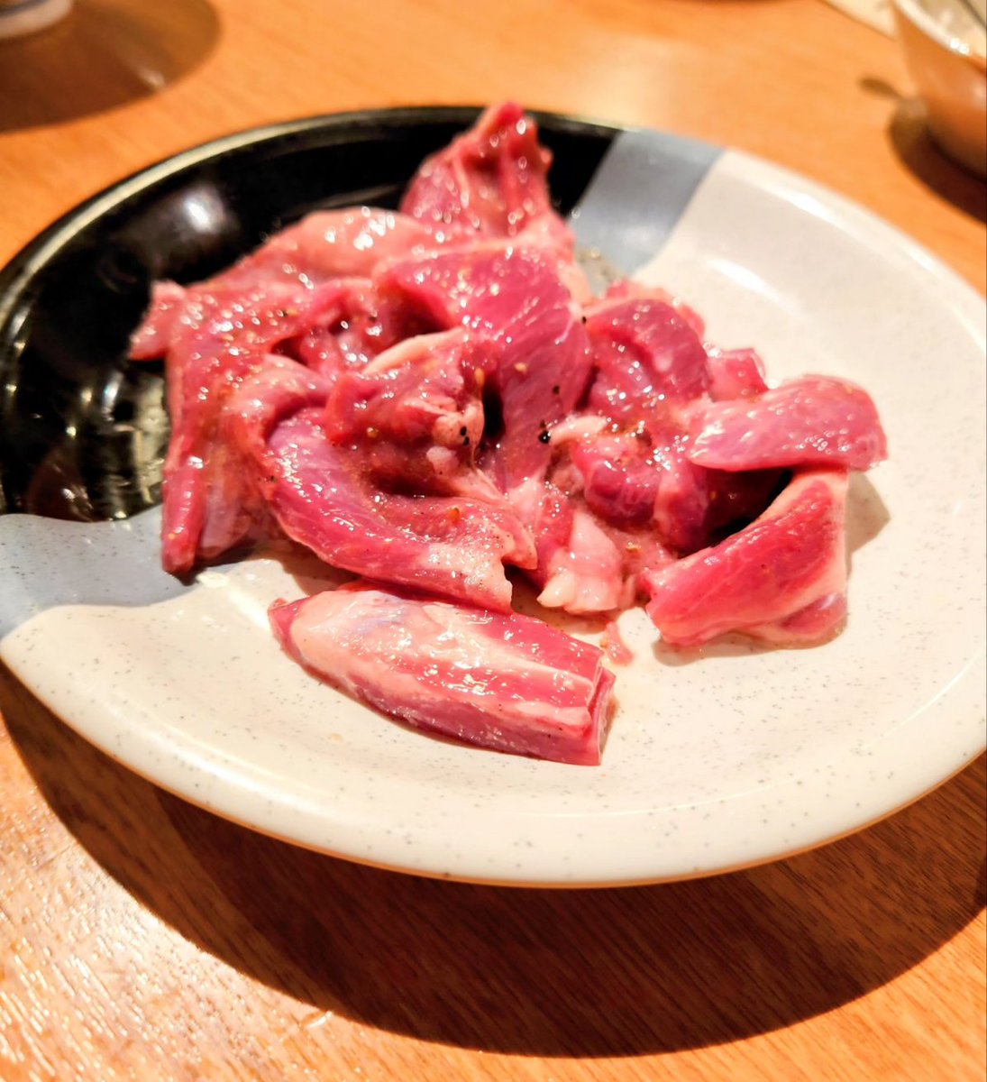 hirohirovol6969's tweet photo. 🖐️お疲れ様です。
🖐️１人焼き肉してますよ。
(*´艸｀*)。。ｱﾊ。。
♯１人焼き肉
♯焼き肉まこと https://t.co/oPlw7HFf1I