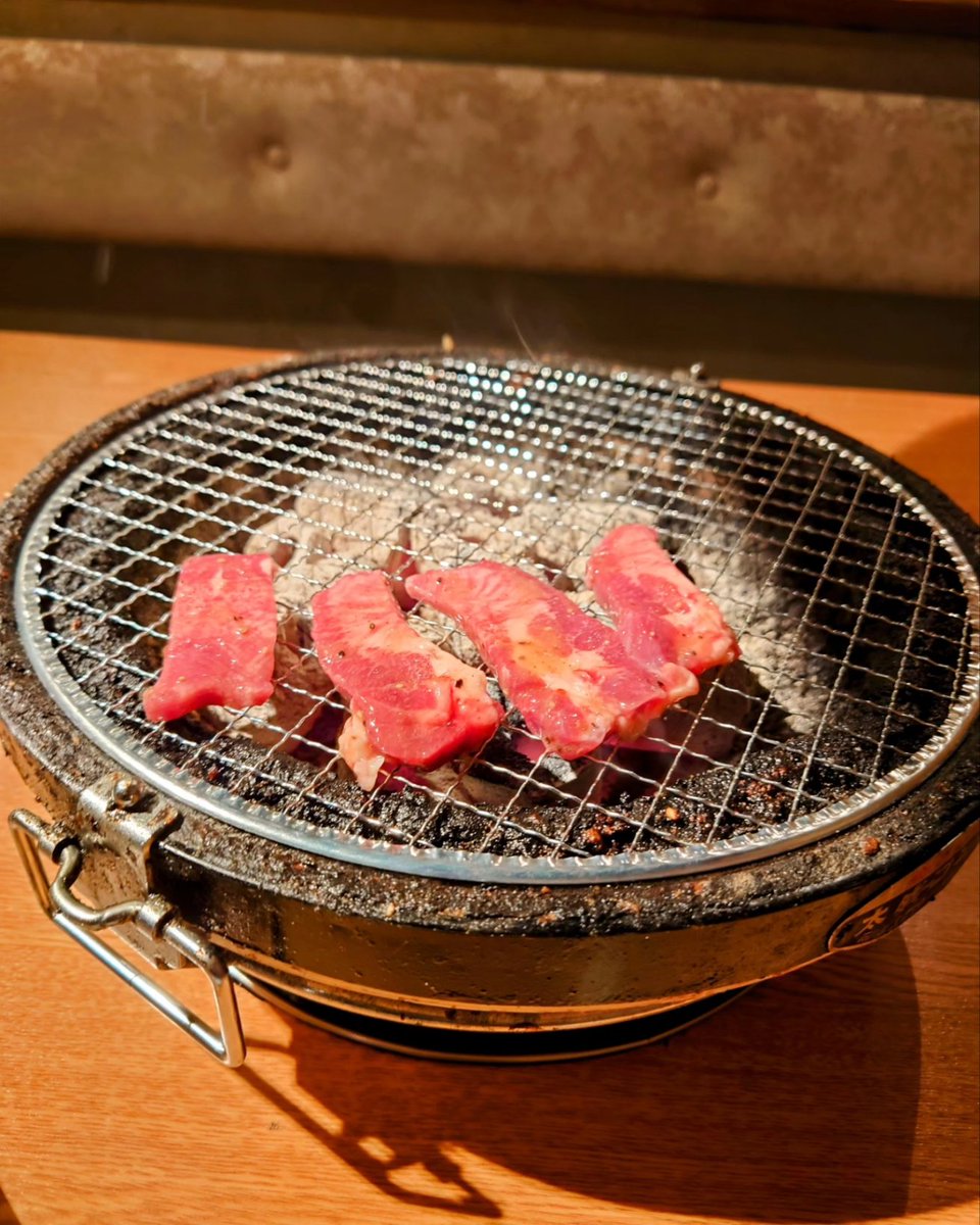 hirohirovol6969's tweet photo. 🖐️お疲れ様です。
🖐️１人焼き肉してますよ。
(*´艸｀*)。。ｱﾊ。。
♯１人焼き肉
♯焼き肉まこと https://t.co/oPlw7HFf1I