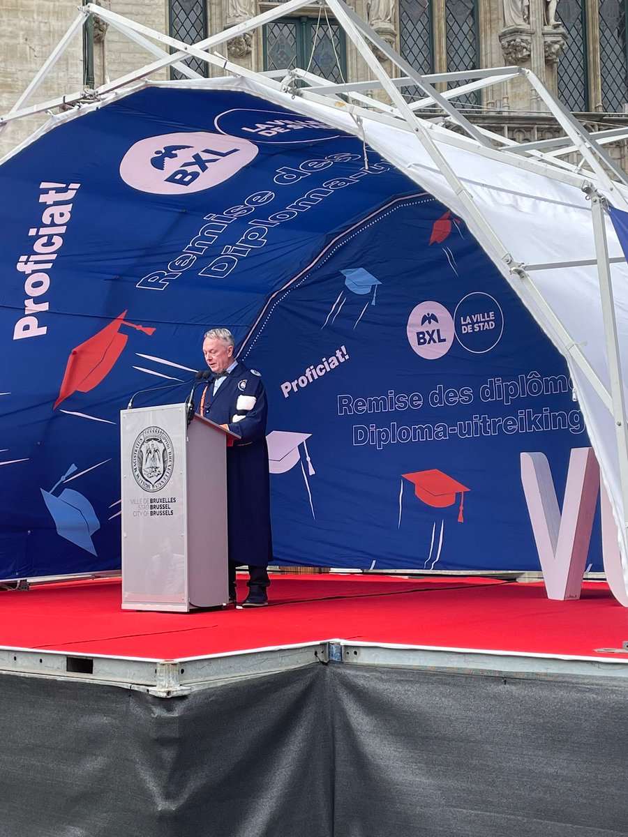 VUB (@vubrussel) on Twitter photo (1/2)" We zijn ontzettend blij dat we onze afgestudeerden opnieuw kunnen proclameren op de Grote Markt van de hoofdstad. Enerzijds laten we hen op deze manier voelen hoe trots we als Alma Mater op onze studenten zijn. " <a href="/DanckaertJan/">Jan Danckaert</a> #VUBClassof2023 (1/2)" We zijn ontzettend blij dat we onze afgestudeerden opnieuw kunnen proclameren op de Grote Markt van de hoofdstad. Enerzijds laten we hen op deze manier voelen hoe trots we als Alma Mater op onze studenten zijn. " <a href="/DanckaertJan/">Jan Danckaert</a> #VUBClassof2023