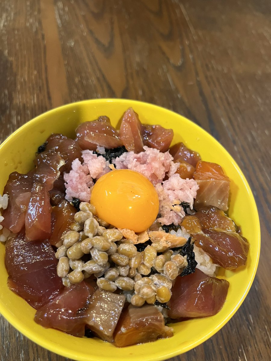 mkssh's tweet photo. 昨日、家内が明桜高校の親の会として、
大館公演に1日中つきっきり。
私は二男のテニスの大会に引率。
自作の演奏に立ち会えませんでしたが、
そのかわり、家でマグロヅケ丼を自作。

スーパーで割引されていた刺身
家で丼にするなら鉄火丼よりも、
ヅケにしたほうが旨い。
自画自賛旨い！！ https://t.co/hcUt0VLUjm
