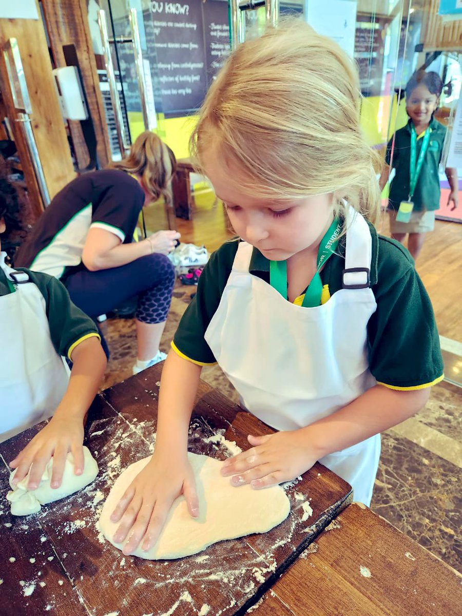 ArborPrimary's tweet photo. Our #placedbased🇦🇪 learning extended today @ArborDubai💚, as our @ArborFS2💚embarked on a trip to a #localbakery🥐to bring to life their learning of #TheLittleRedHen🐓! They put their learning into practice as the children acted out🧒🏿👦🏼: #grind👨🏼🍳, #knead🍞, #mix👩🏽🍳, #bake🥯.🙏🏼🌿🏆 https://t.co/aO4i2TRXqV
