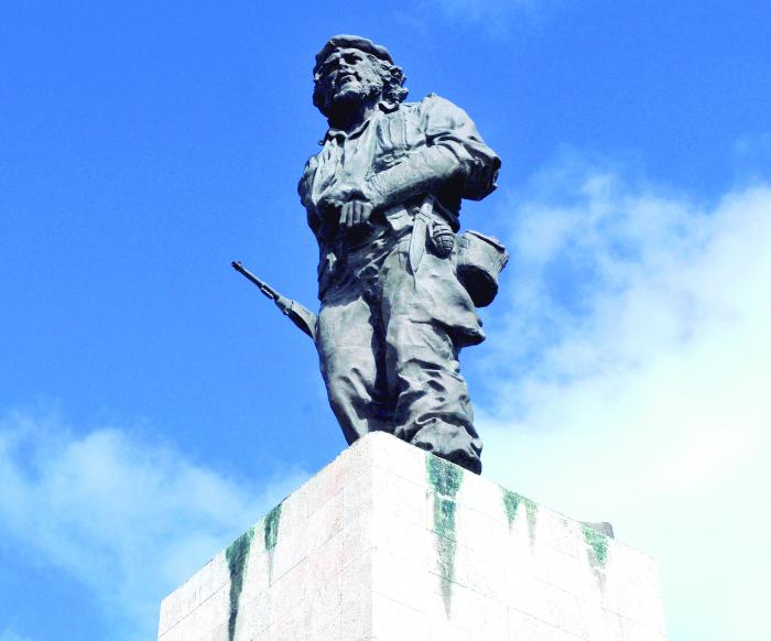 #FidelPorSiempre: "Al fin y al cabo, debemos sacar la convicción, a todos los efectos en la vida de nuestra Revolución, de que el Che no murió nunca y que el Che, en la realidad de los hechos, vive más que nunca, está más presente que nunca, influye más que nunca (...)"
#CheVive