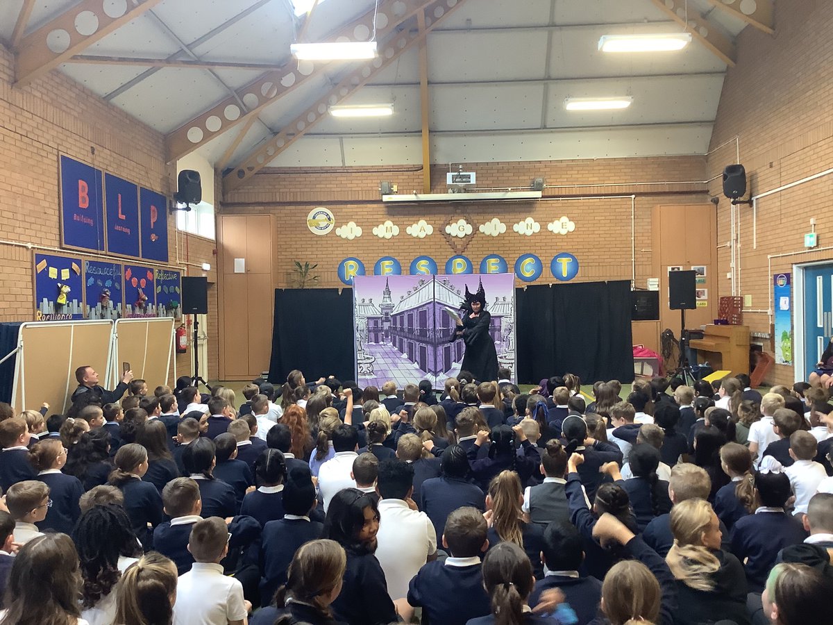 PinfoldStreet's tweet photo. Pinfold Street have thoroughly enjoyed the Snow White pantomime. Thank you @WolvesGrand for visiting us. 🎭

#pantomime #panto #theatre #SnowWhite https://t.co/gFBLrI25A5