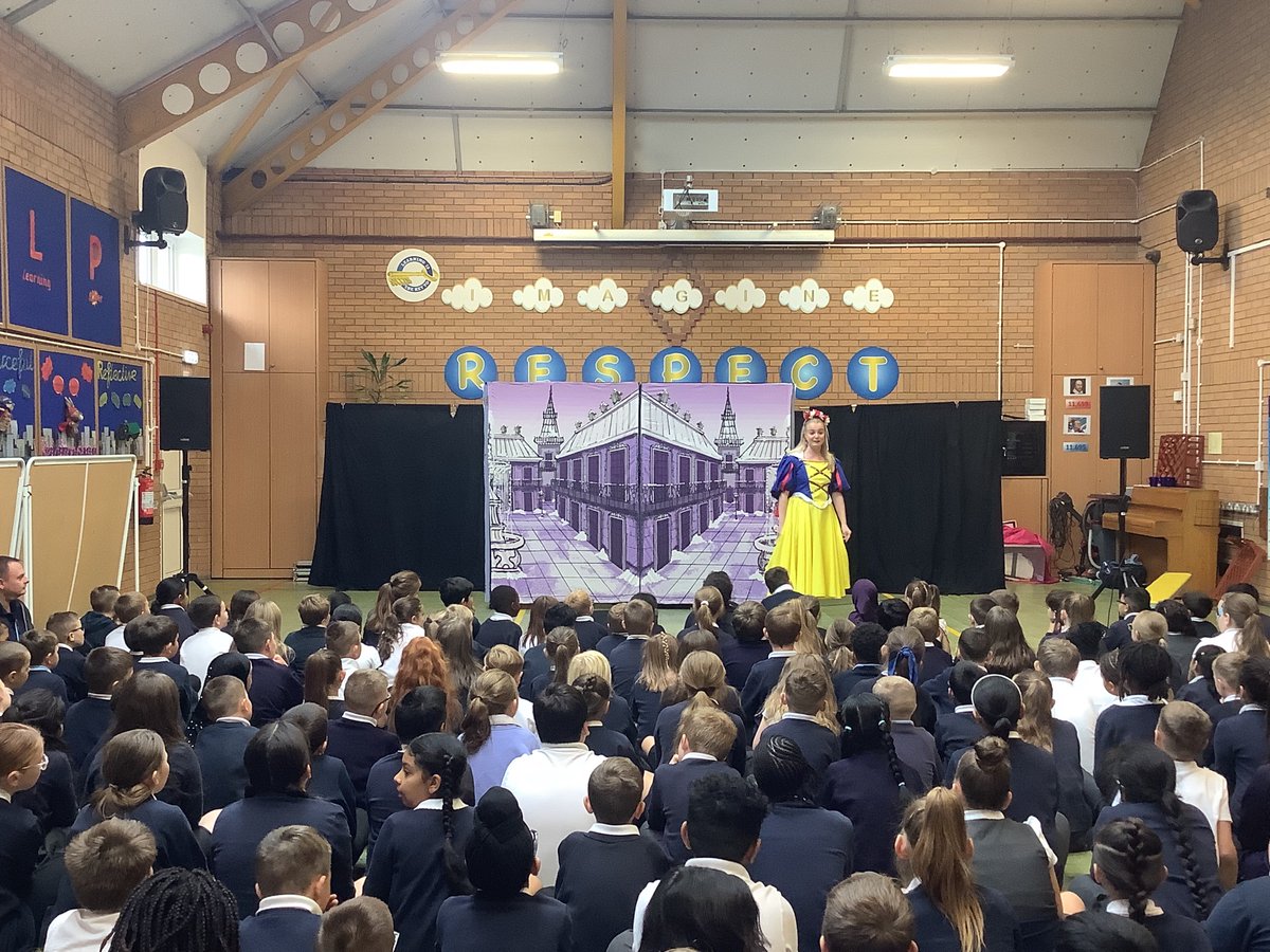 PinfoldStreet's tweet photo. Pinfold Street have thoroughly enjoyed the Snow White pantomime. Thank you @WolvesGrand for visiting us. 🎭

#pantomime #panto #theatre #SnowWhite https://t.co/gFBLrI25A5