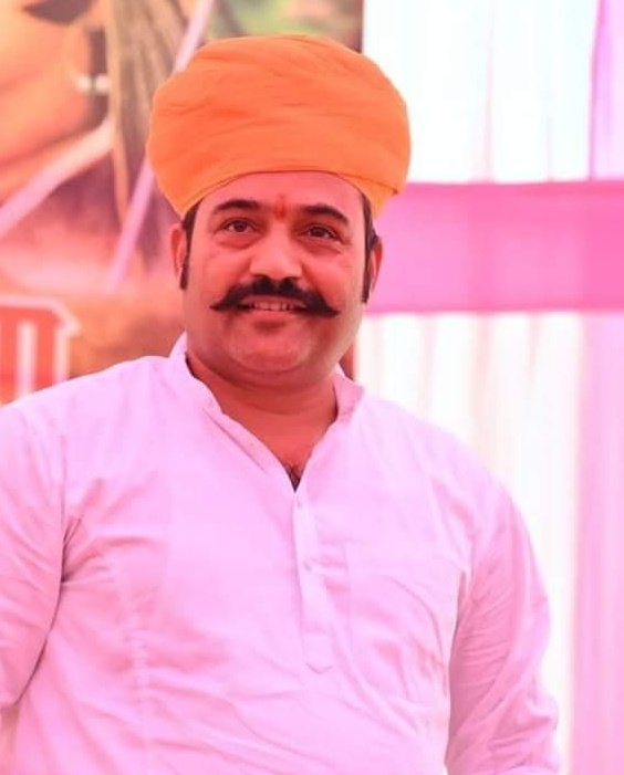 PremSChoudhary's tweet photo. यह व्यक्ति कर्नल केसरी सिंह मकराना है इसको आज #RPSC का सदस्य बनाया गया। जाट और गुर्जर समाज के बहुत सारे भाई लोग इस आनंदपाल के अनुयाई का पिछले दो घंटे से विरोध कर है, विरोध का कारण पता नहीं। लेकिन विरोध करने वाले भाइयों से मैं कहना चाहता हूं सो बना न ये rpsc का सदस्य, आपको किस प्रकार का डर है?? हां, सरकार ने अपना वोट बैंक बढ़ाने के लिए बना दिया होगा इसको सदस्य, इसके सदस्य बनने से क्या हमारे समाज के युवाओं को ये नौकरी से हटा देगा या नौकरी लगने नही देगा! गजब की बहकी–बहकी बातें करते हो भाइयों।🙏
मत करिए विरोध! यह हमारे समाज के युवाओं का कुछ उखाड़ना तो बहुत दूरी की बात है, बाल भी बांका नही कर सकता.👍💯