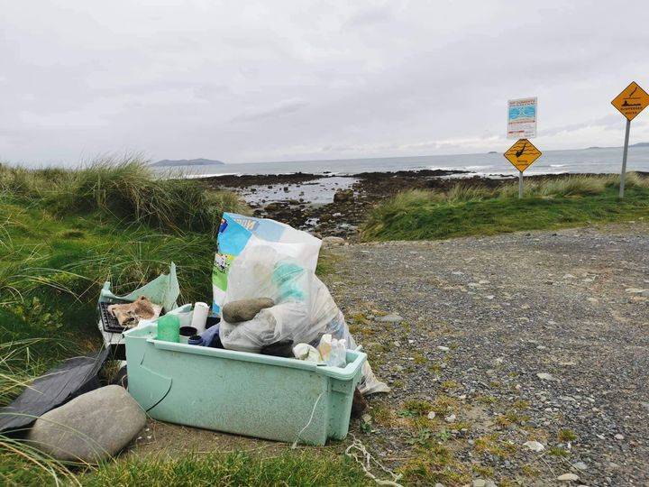 CleanCoasts's tweet photo. October is Ireland #ReuseMonth, so here's a throwback to last year when we asked people to do a #2MinuteBeachClean reusing an item they found on the beach as a bag.
Here are some of the things people used...Show us yours!
#CleanCoasts @2MinuteHQ #glantrá2nóimead https://t.co/92gn6ZPbG9